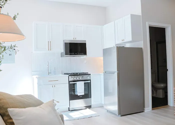 Апартаменты Garden View - Walk To Downtown - Fire Pit West Dundee